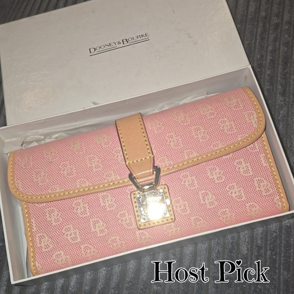 ❤️Host Pick New in box Dooney & bourke pink lock wallet